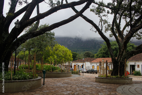 Largo das forras em tiradentes minas gerais com serra sao jose ao fundo em dia nublado photo