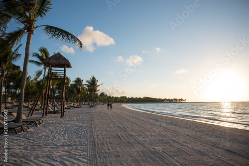 Fototapeta Naklejka Na Ścianę i Meble -  Sunrise on beach in Cancun