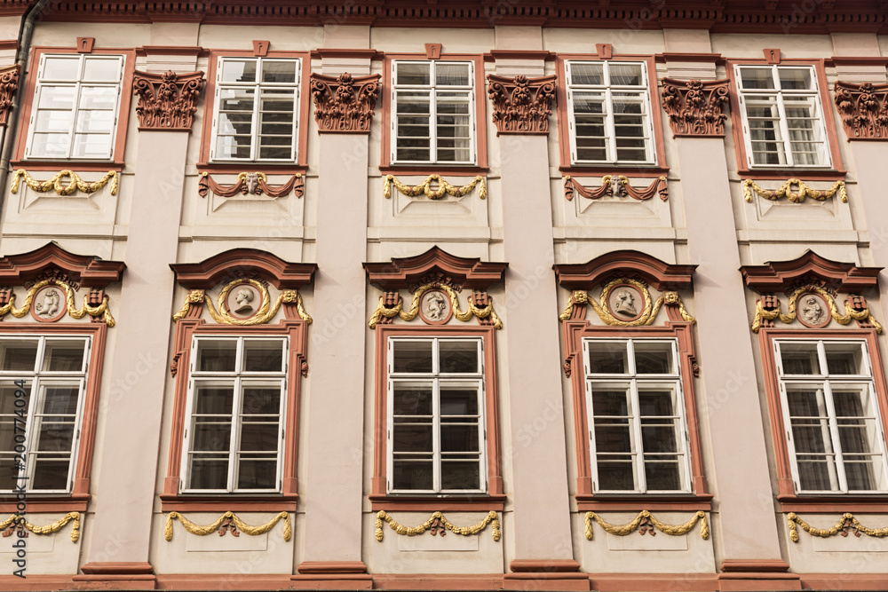Fototapeta premium Ventanas con decoración barroca en edificio antiguo.