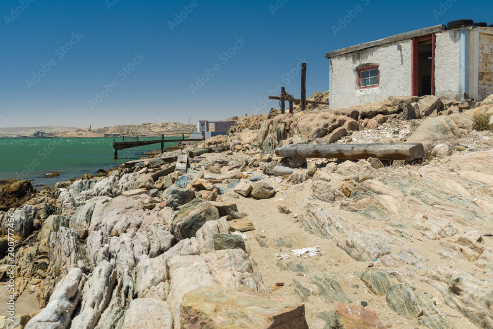 alte Fischerhütten und ein Bootssteg vor der Stadt Lüderitz, Namibia