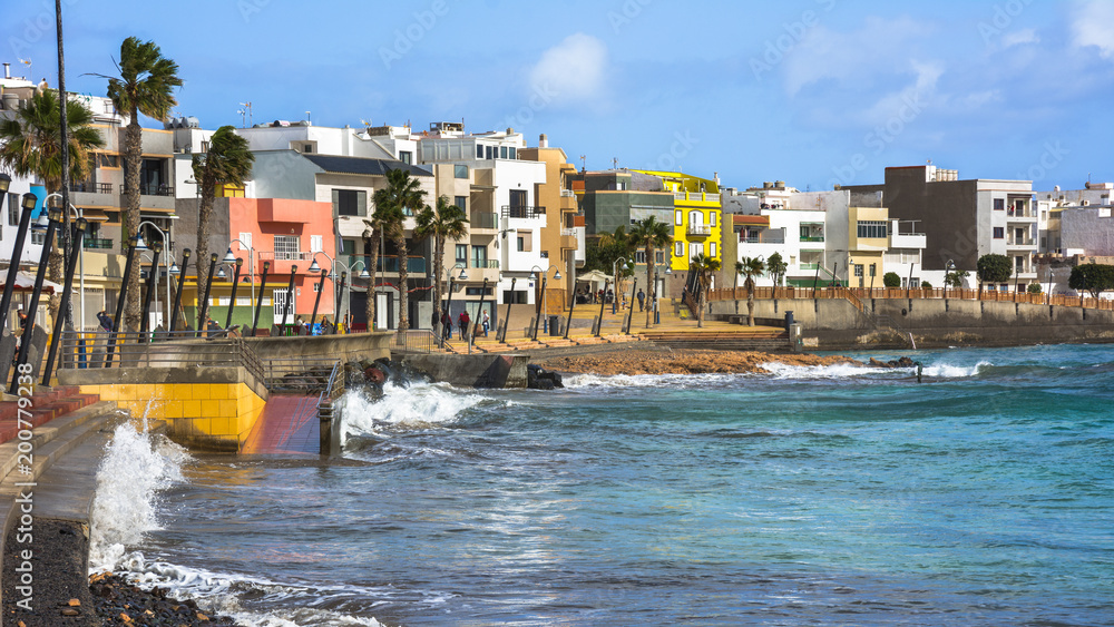 Häuserreihe an Atlantikküste in Arinaga Gran Canaria Stock Photo