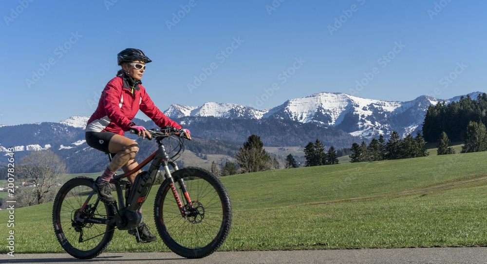 Obraz premium Mountainbike fahren im Frühling und im letzten Schneem im Allgäu, bayerische Alpen, Deutschland