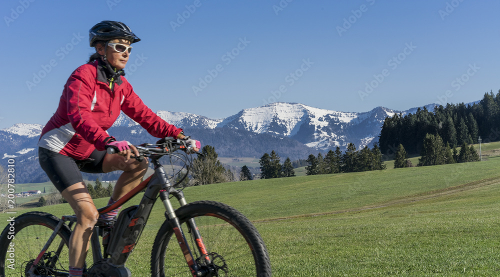 Fototapeta premium Mountainbike fahren im Frühling und im letzten Schneem im Allgäu, bayerische Alpen, Deutschland