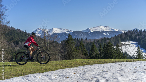 Mountainbike fahren im Frühling und im letzten Schneem im Allgäu, bayerische Alpen, Deutschland