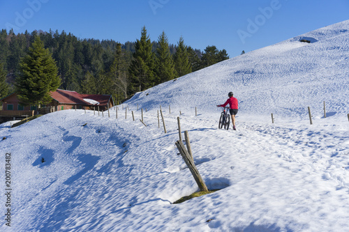 Mountainbike fahren im Frühling und im letzten Schneem im Allgäu, bayerische Alpen, Deutschland