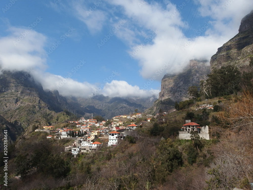 Madeira, Portugalia - górski krajobraz z wioską