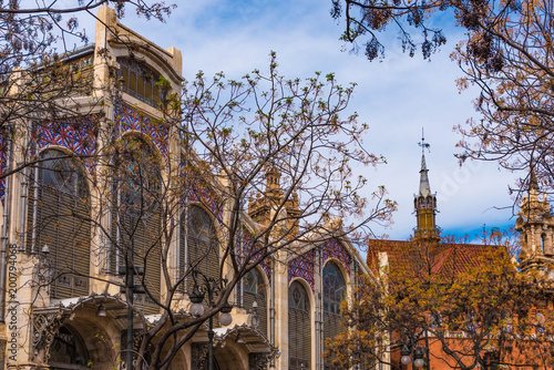Valencia Mercado Central mit Bäumen im Frühling