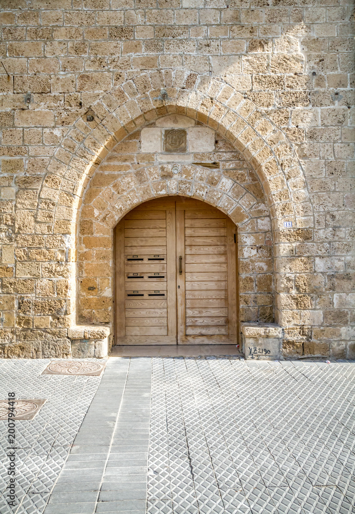 Fototapeta premium Vintage drewniane drzwi dwuskrzydłowe w porcie Old Jaffa, Izrael
