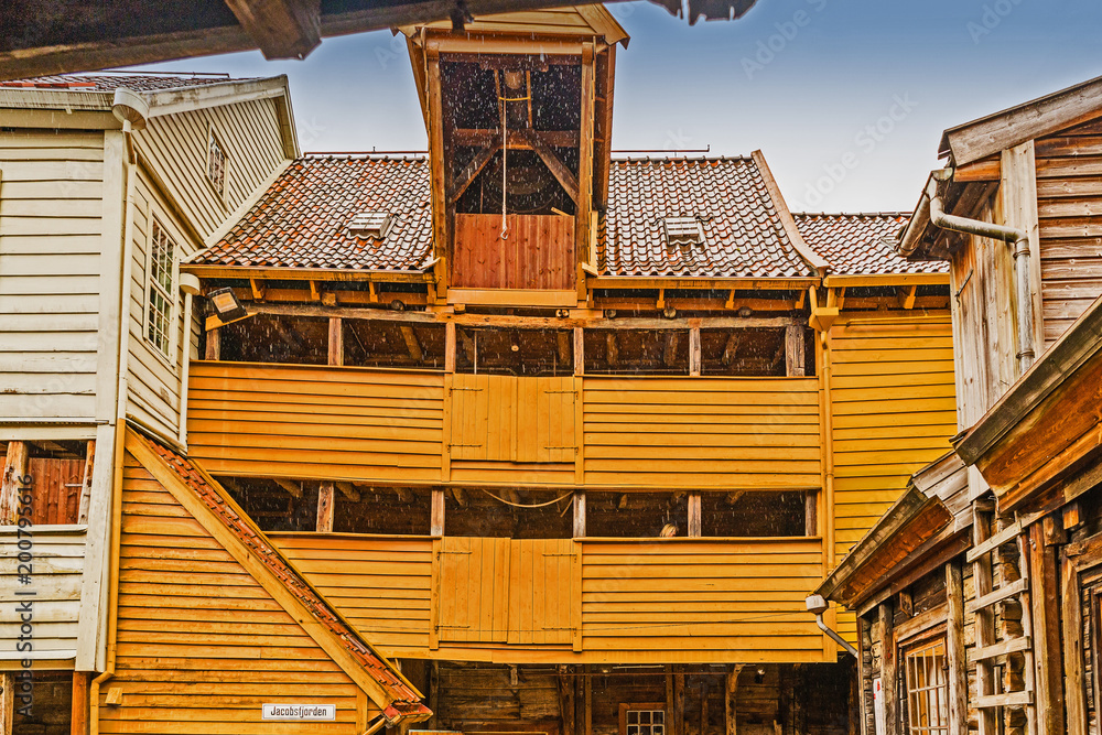 Obraz premium Historisches Hanseviertel Bryggen in Bergen bei Regen, Norwegen