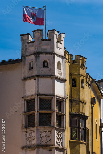 Altstadt Sterzing Erker mit Zinnengiebel und Tiroler Flagge photo