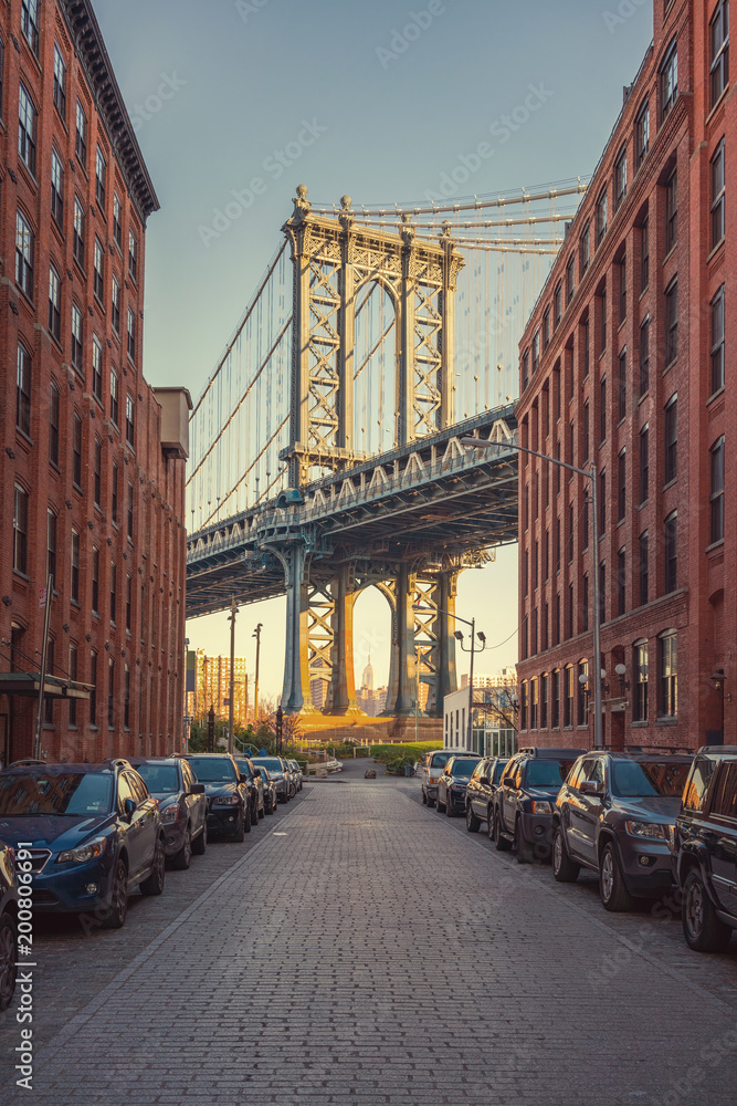 Fototapeta premium Widok na most Manhattan z ulicy w Waszyngtonie na Brooklynie
