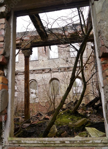 Entkernte Ruine vom Schloss Dwasieden Sassnitz