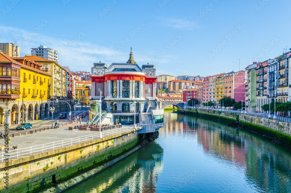 Fototapeta premium Targ Ribera w hiszpańskim mieście Bilbao