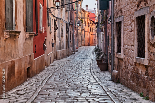Fototapeta Rovinj, Istria, Chorwacja: starożytna aleja na starym mieście