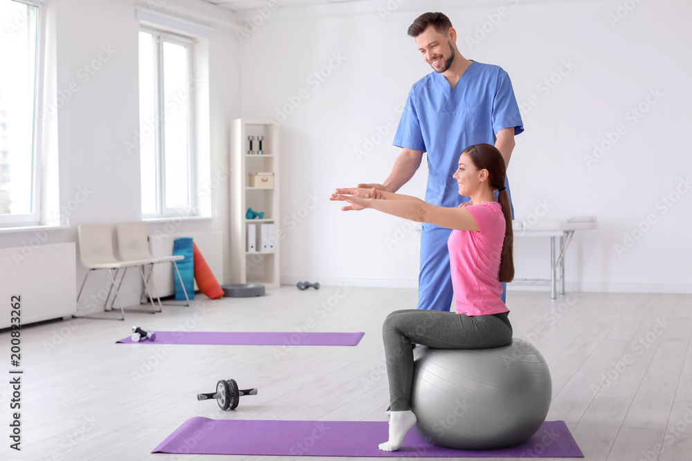 Obraz premium Physiotherapist working with female patient in clinic