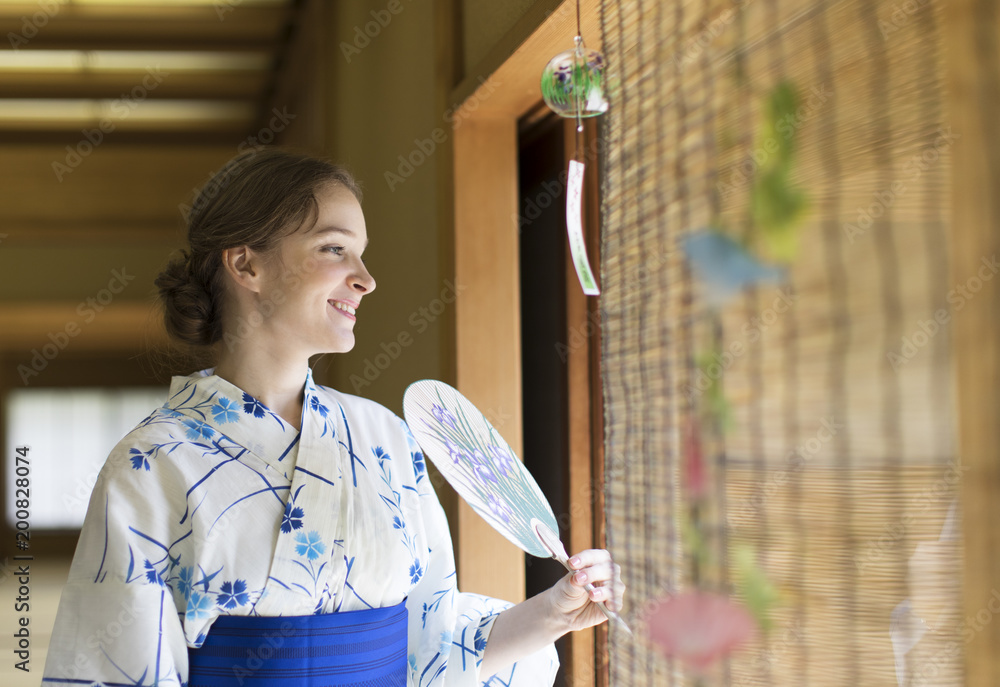 うちわで扇ぐ浴衣を着た外国人観光客 Stock Photo Adobe Stock