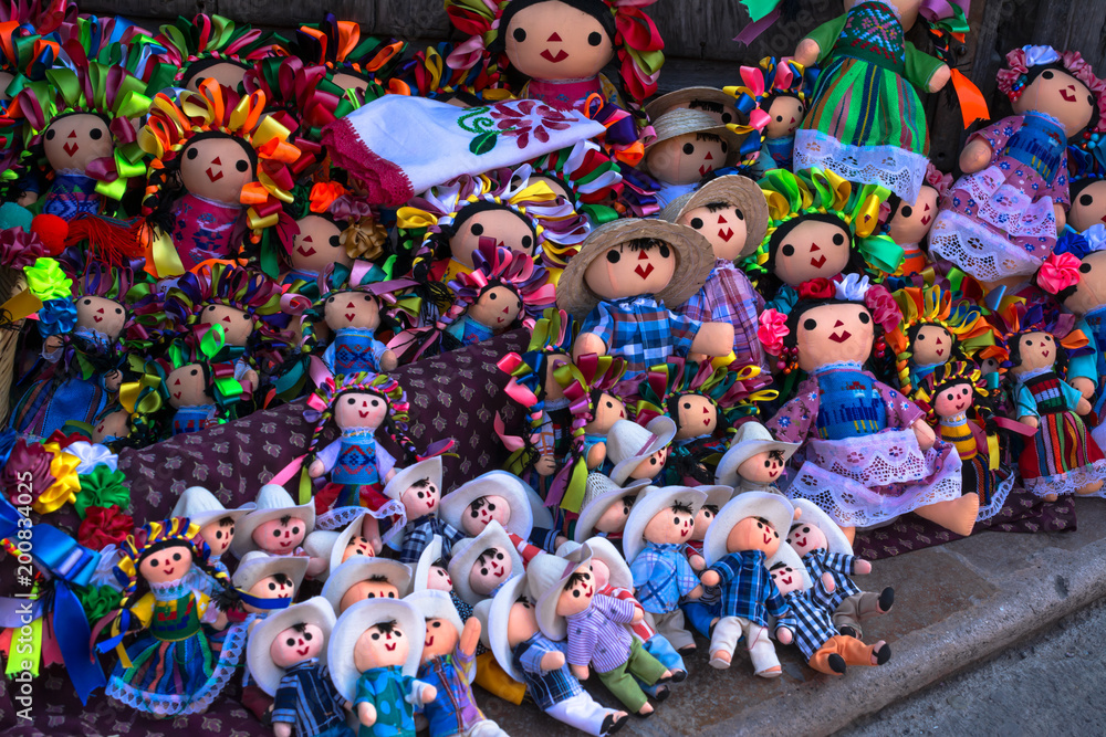 Los muñecos artesanales son de muchos colores. 