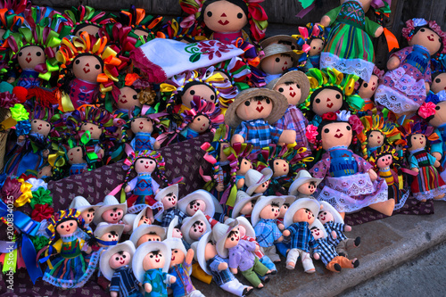 Los muñecos artesanales son de muchos colores. 