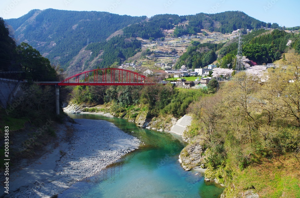 吉野川と赤い橋