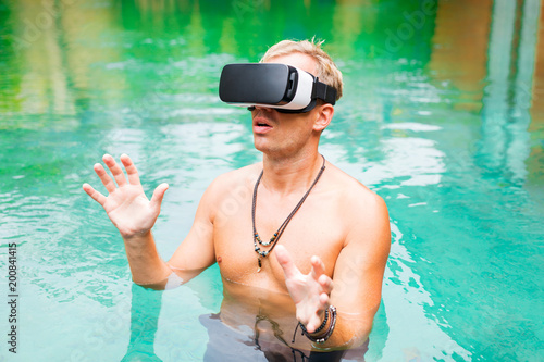 Fotografi Man with virtual reality glasses