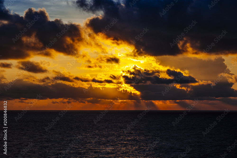 Obraz premium Dramatic sunset over the ocean