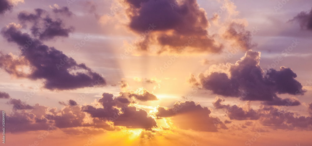 Obraz premium Jaskrawy kolorowy zmierzchu niebo, chmury i słońce promienie, naturalny tło i tekstura