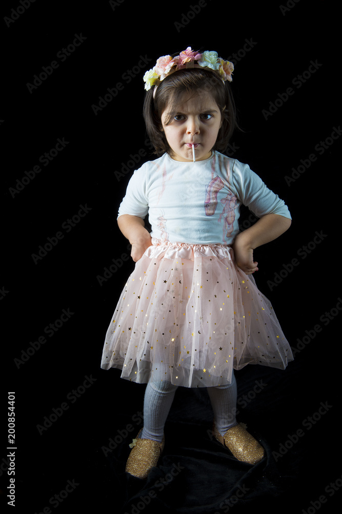 Niña disfrazada de princesa con una expresión de enfado en su cara Niña disfrazada de princesa con una expresión de enfado en su cara