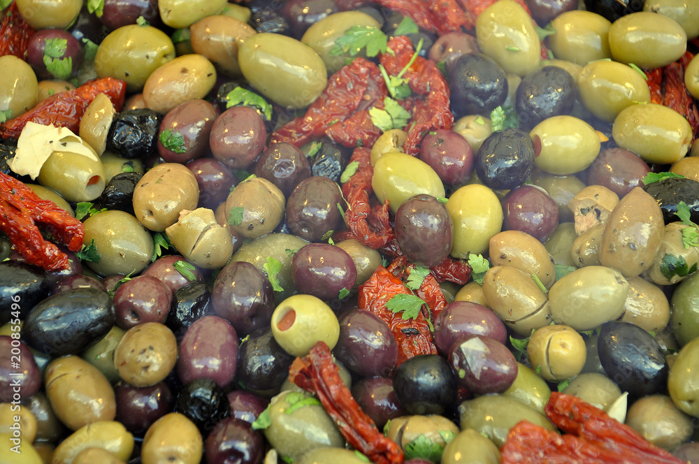 schwarze und grüne Oliven mit Gewürzen, getrockneten Tomaten schwarze und grüne Oliven mit Gewürzen, getrockneten Tomaten