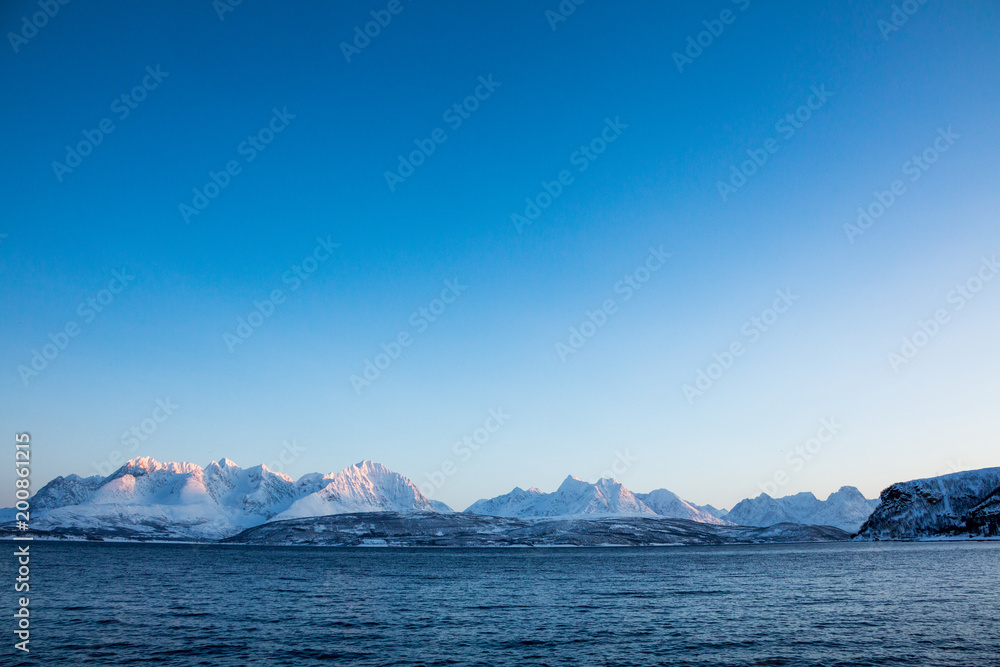 Blauer Himmel über Norwegen