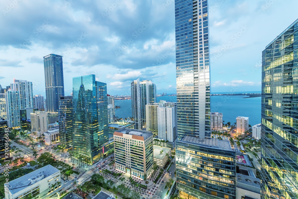 Naklejka premium Śródmieście Miami nocą z dachu miasta