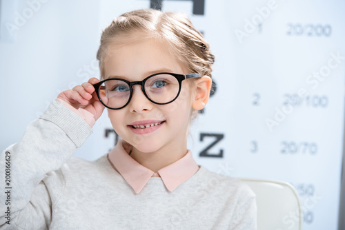 Cuadro en lienzo adorable smiling child looking at camera in glasses at oculist consulting room