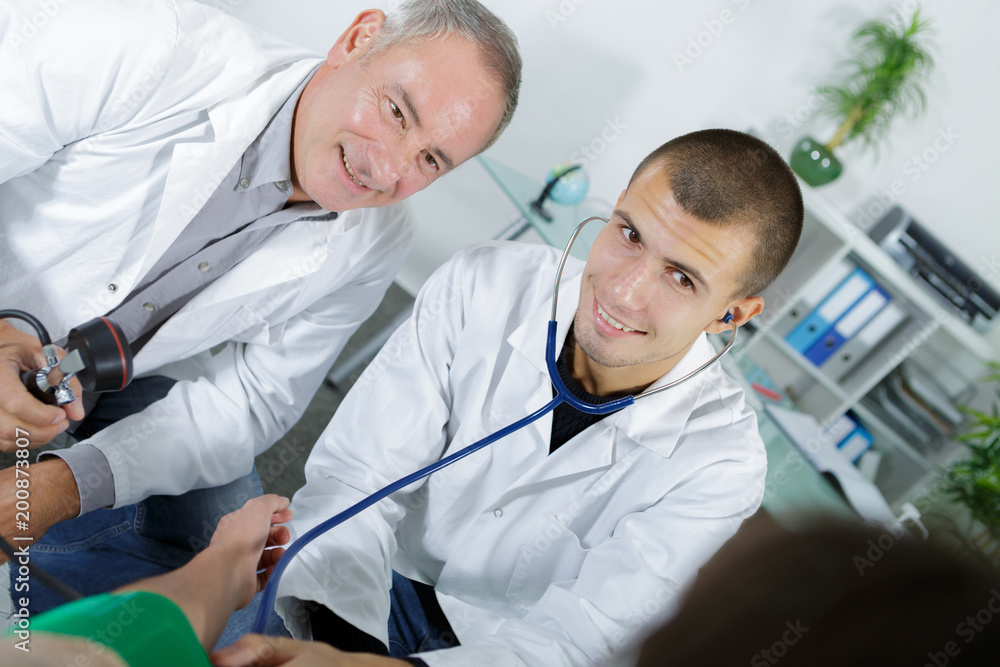 Obraz premium intern examining the patients blood pressure