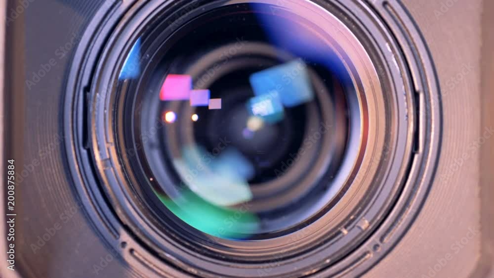 Camera lens is turning towards the viewer and is zooming out Stock ビデオ