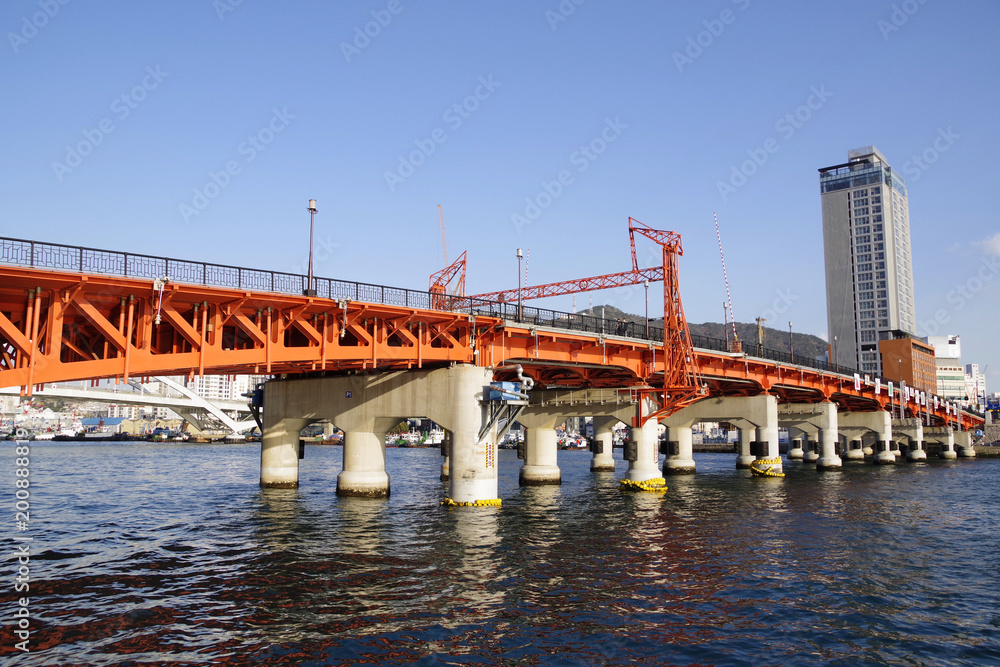 Obraz premium 観光用に開閉する影島大橋