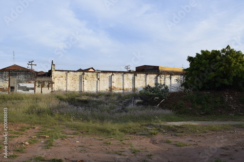Muro em terreno baldio. Lote urbano abandonado