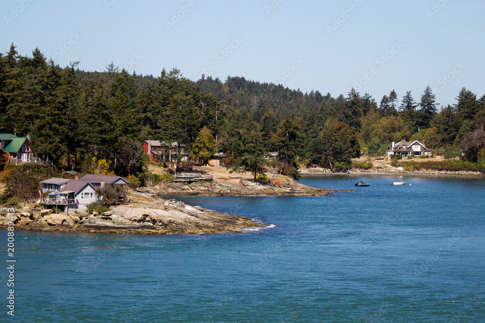 Häuser am Ufer der Gulf Islands bei Vancouver Island, British Columbia, Kanada.