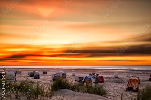 Sonnenuntergang am Strand auf der ostfriesischen Nordseeinsel Juist in Deutschland  Europa.