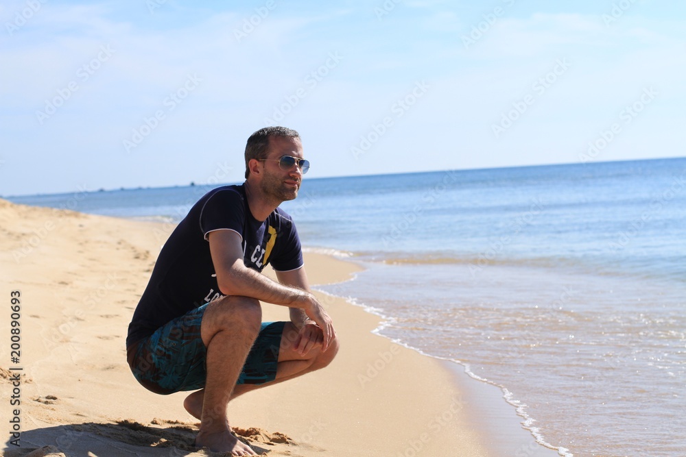 Homme plage t-shirt lunettes soleil Stock Photo | Adobe Stock