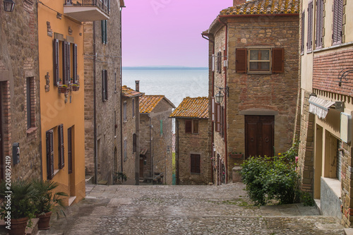 Romantica veduta di Monte del Lago: piccolo borgo sul lago Trasimeno al tramonto