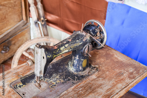 The old manual sewing machine
