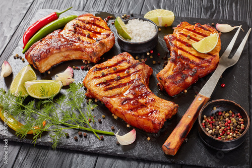 Φωτογραφία grilled juicy pork chops with strips