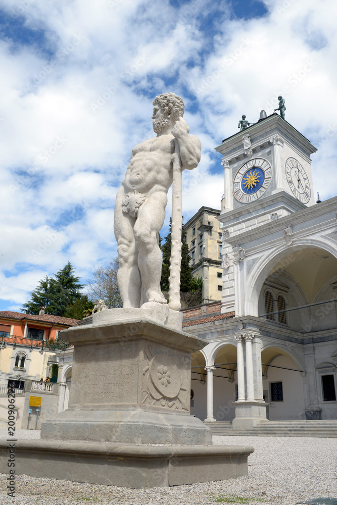 Statue d'Hercule devant le tour de l'Horloge sur la piazza libertà à Udine 