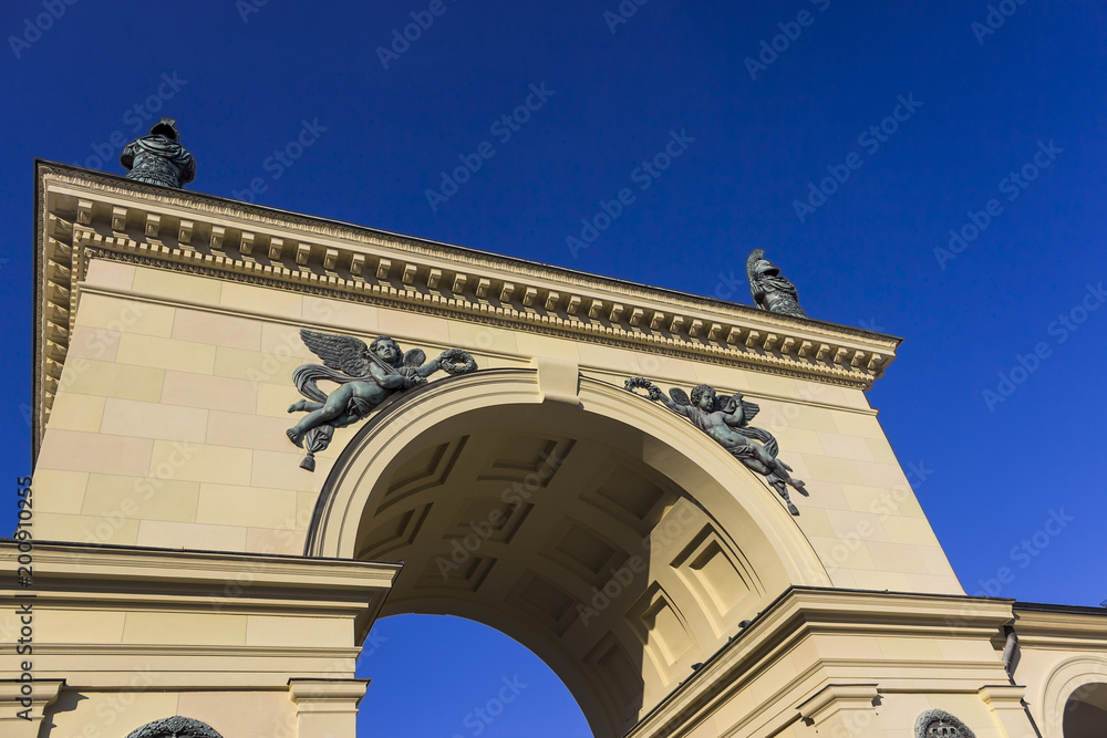 Obraz premium Archway in Munich with blue sky background