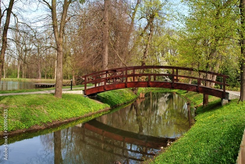Most w wiosennym parku
