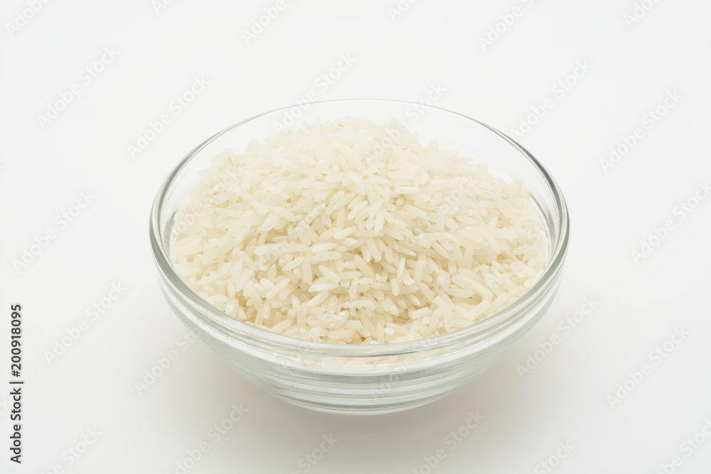 Arroz largo crudo en un bol de cristal Arroz largo crudo en un bol de cristal