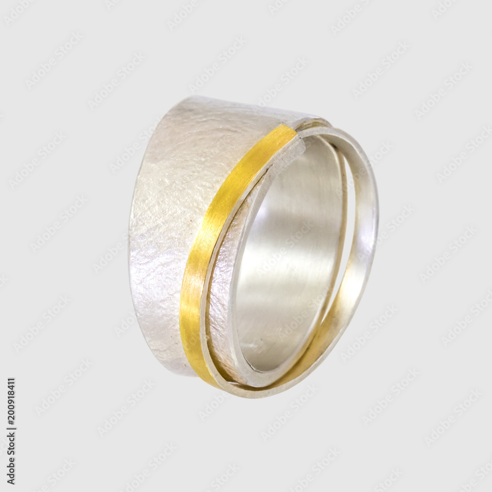Damenring besteht aus Sterlingsilber. Über die breite Ringschiene ist ein vergoldeter Streifen gelegt. Die Oberfläche ist gebürstet. Damenring besteht aus Sterlingsilber. Über die breite Ringschiene ist ein vergoldeter Streifen gelegt. Die Oberfläche ist gebürstet.