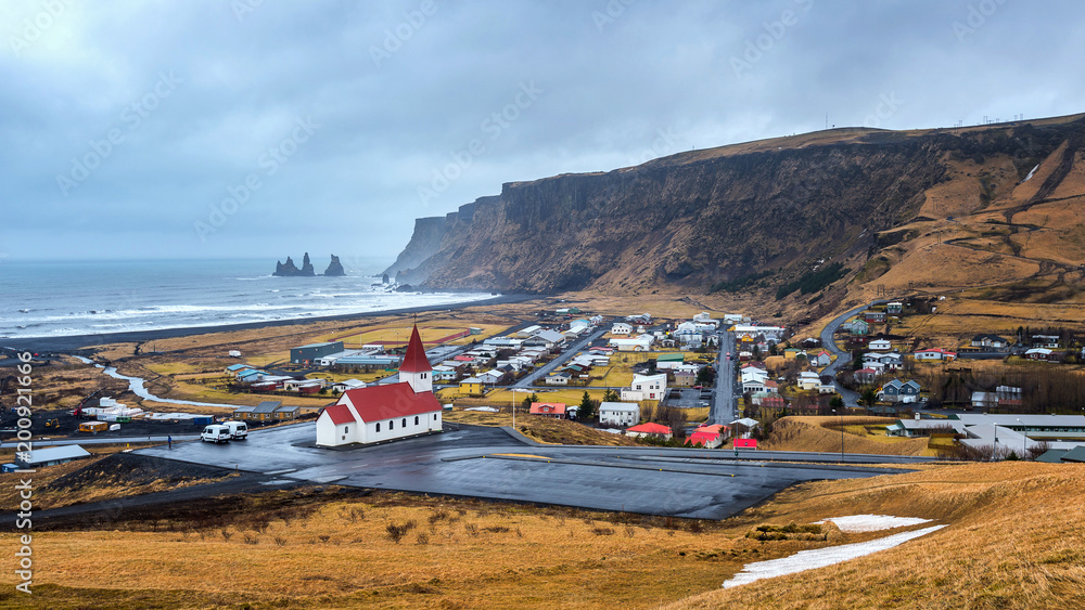 Obraz premium Beautiful Red Church and Vik village, Iceland.