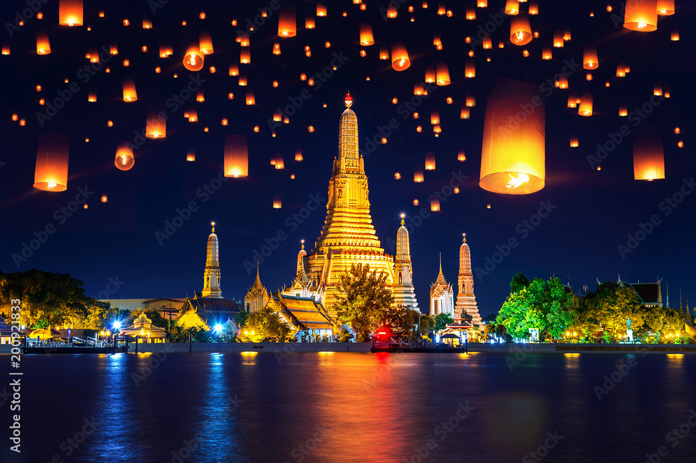 Obraz premium Wat Arun temple and Floating lantern in Bangkok, Thailand.