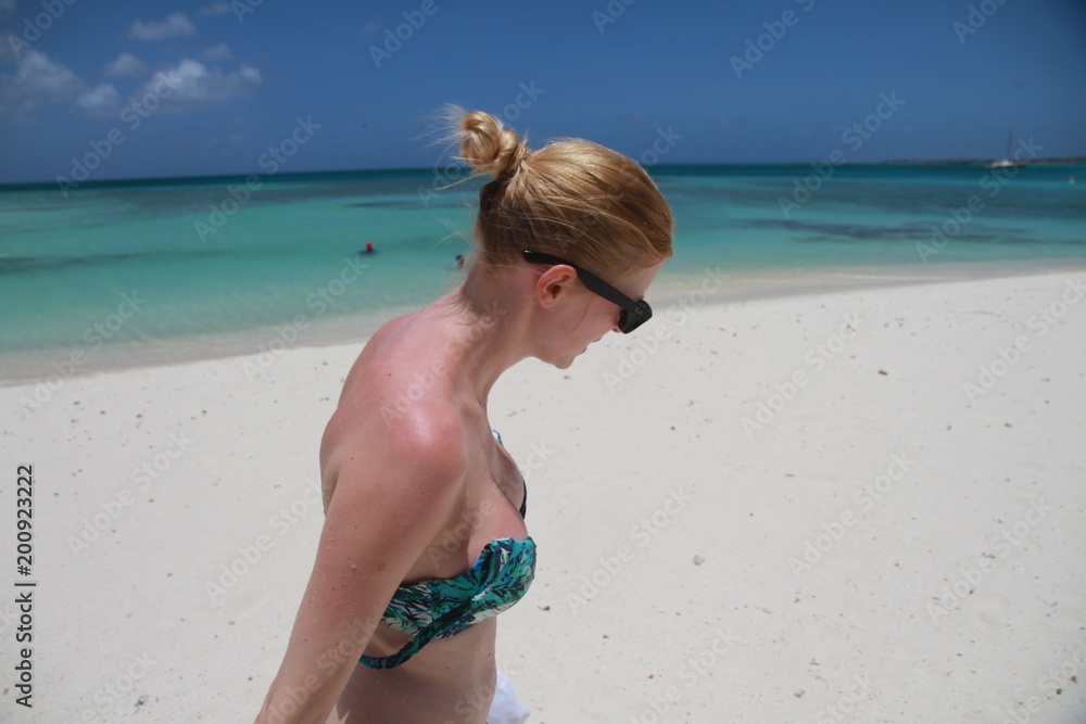 Femme en bikini sur la plage d'Aruba Photos | Adobe Stock