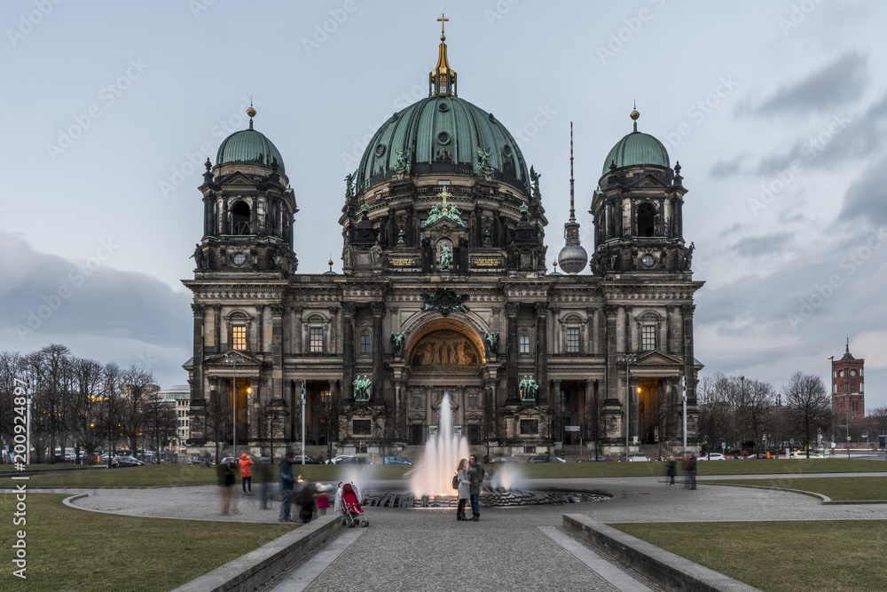 Berliner Dom und Berliner Fernsehturm und Rotes Rathaus bei Dämmerung